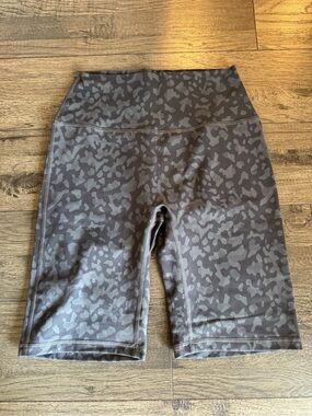 Buffbunny Collection Gray Camo High-Waist Bike Shorts, size small